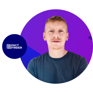 Junger Mann mit T-Shirt, präsentiert Lösungen von FactFinder für Online-Shops auf einem bunten Hintergrund.