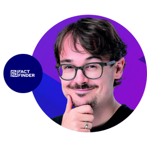 Porträt eines lächelnden Mannes, der Lösungen für Online-Shops bei FactFinder präsentiert.